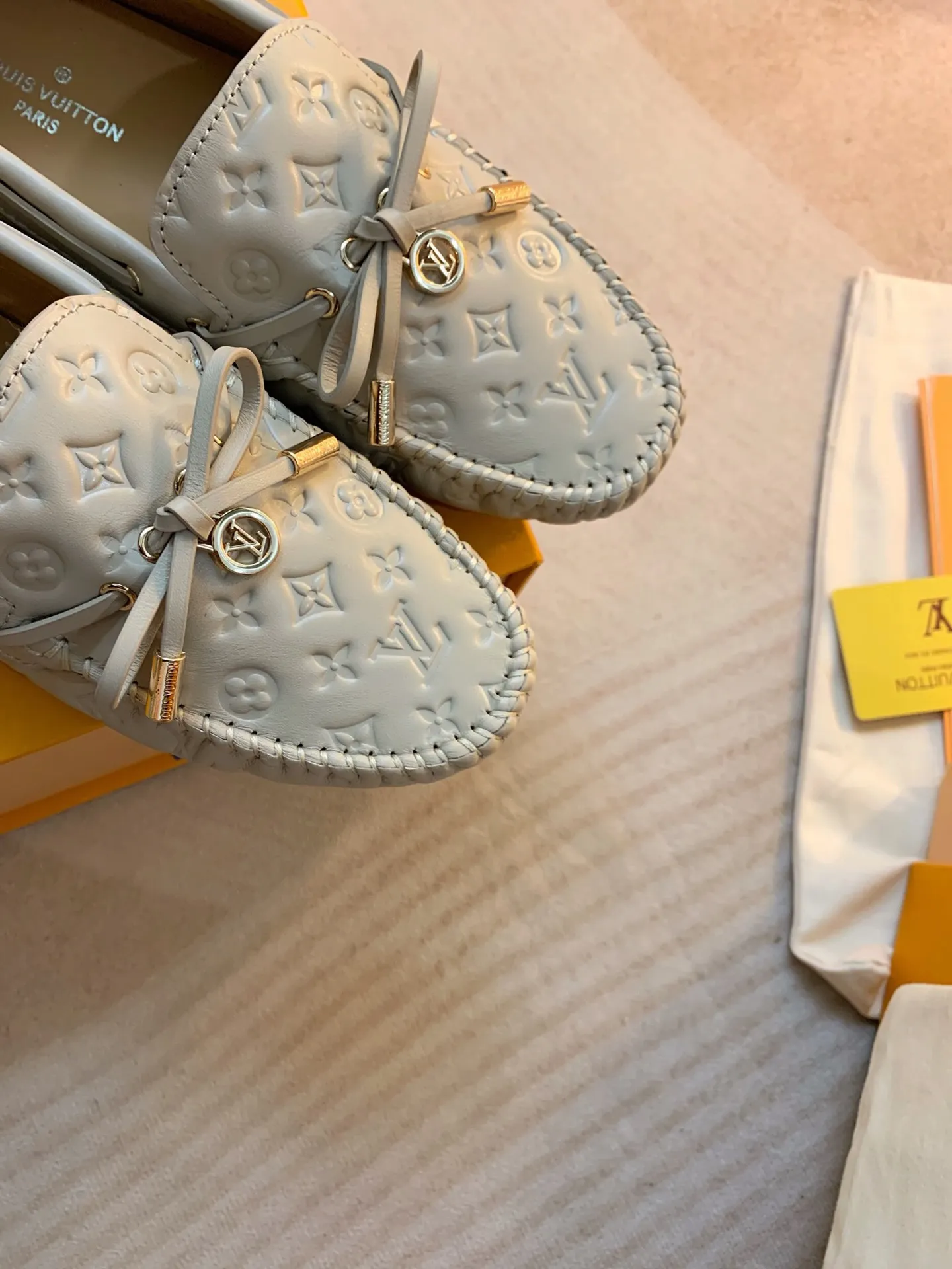 p460💰Couple model❤️🇫🇷 𝙇𝙤𝙪𝙞𝙨 𝙑𝙪𝙞𝙩𝙩𝙤𝙣 🇫🇷Louis Vuitton 2023 Classic𝓛𝓿 𝓣𝓻𝓪𝓲𝓷𝓮𝓻 Sports Series ➪➪➪¯ [Arizona Doudou Shoes Series] ▪️▪️▪️Arizona slip-on shoes are made of Monogram Eclipse canvas. Its hand-painted and dyed edges and hand-sewn uppers fully demonstrate Louis Vuitton's traditional shoemaking craftsmanship. This slip-on shoe is very lightweight. The integrated tongue and upper make it particularly comfortable and flexible. The soft outsole is equipped with rubber padding. Decorated with matching sash. Detailed features: ☑️Monogram Eclipse canvas ☑️Black Eclipse pattern ☑️Hand-painted shoe edges ☑️Hand-sewn uppers (each pair takes time to process) ☑️Integrated tongue and upper construction ☑️Outsole equipped with rubber lining ☑️size: 35_46